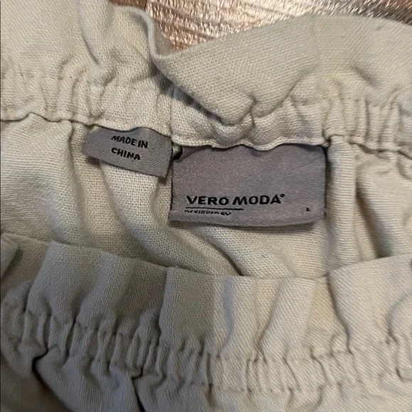 Vero Moda Cream Off-Shoulder Ruffle Blouse - Picture 2 of 2